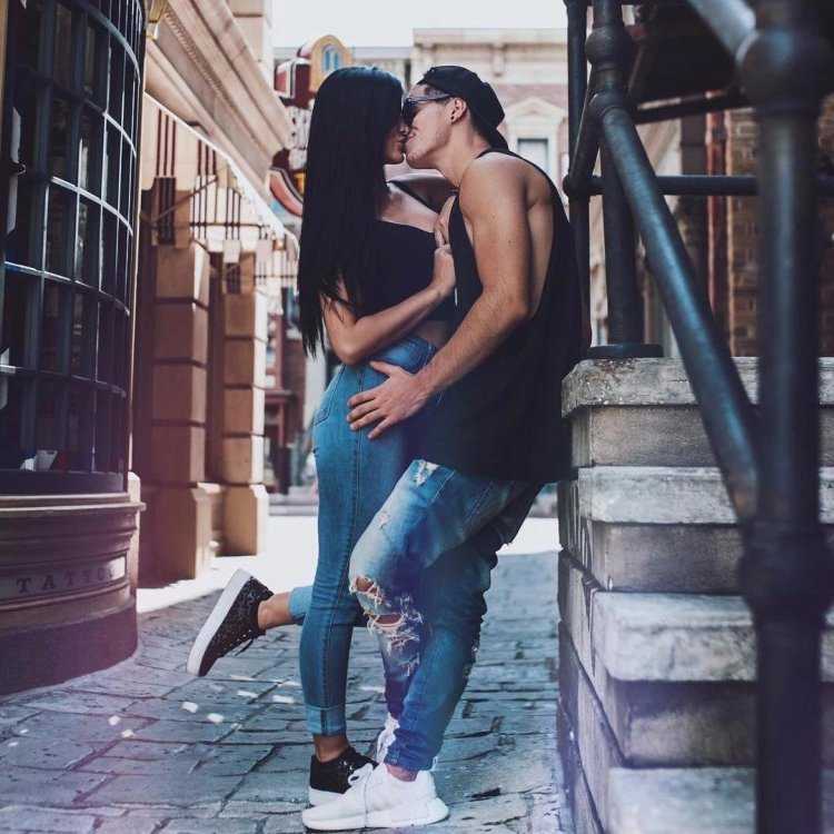 Брюнет и брюнетка