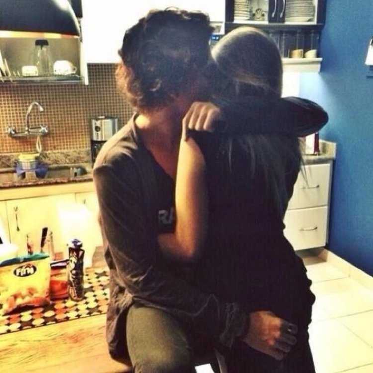 Брюнетка с парнем обнимаются