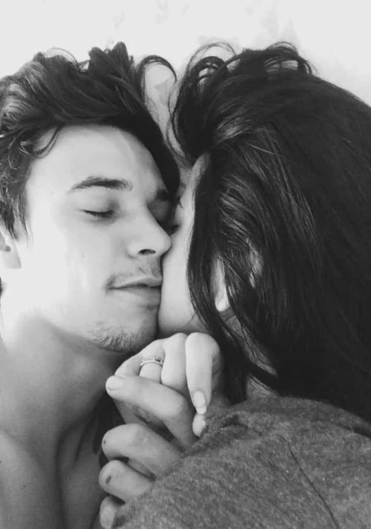 Девушка с черными волосами с парнем