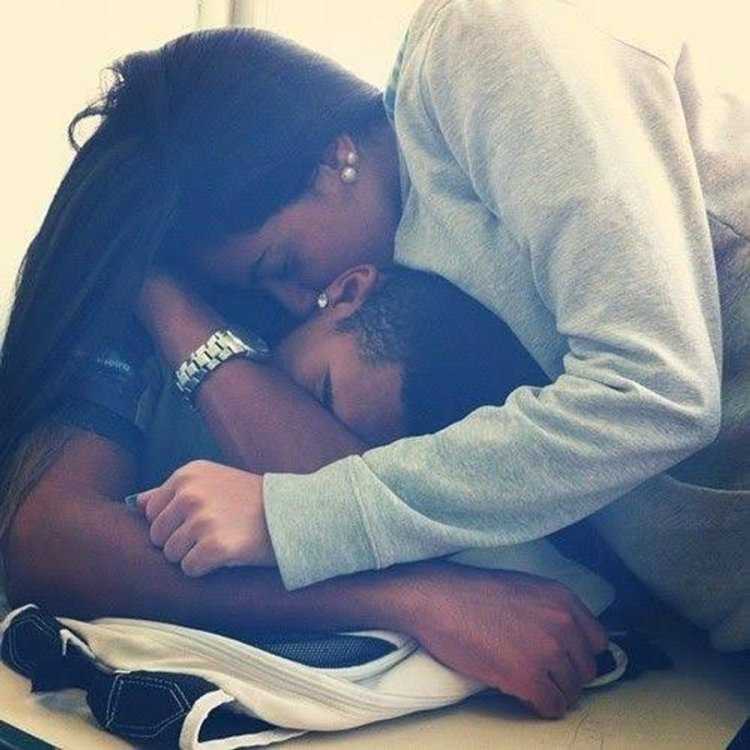 Парень обнимает девушку брюнетку