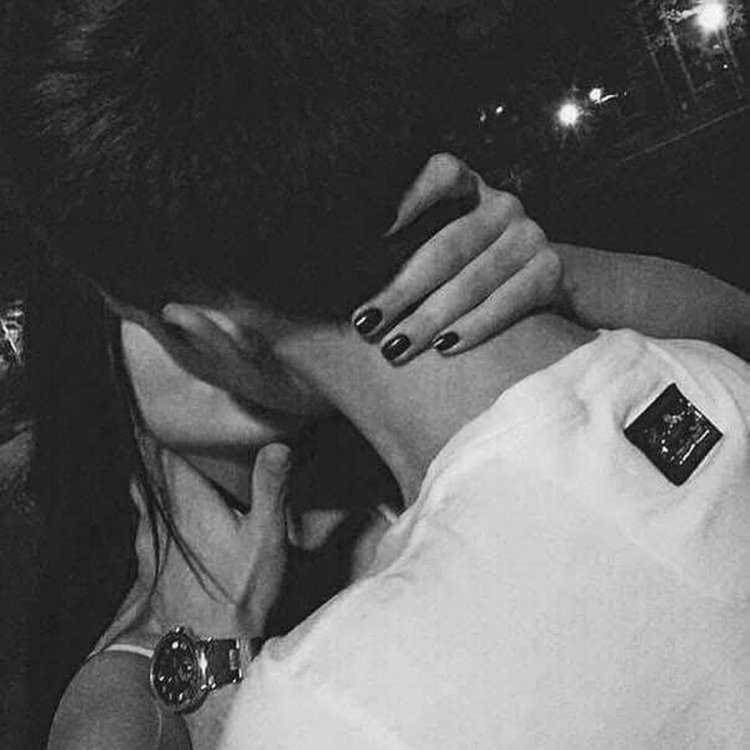 Брюнетка с парнем со спины