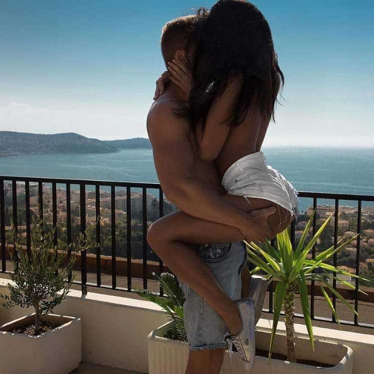 Обнять парня со спины с ногами