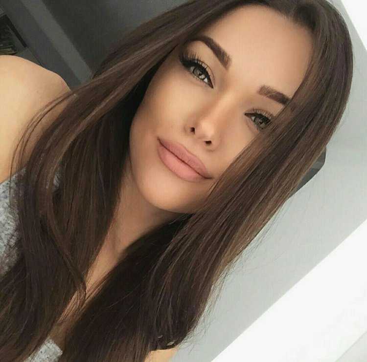 Натали Даниш брюнетка