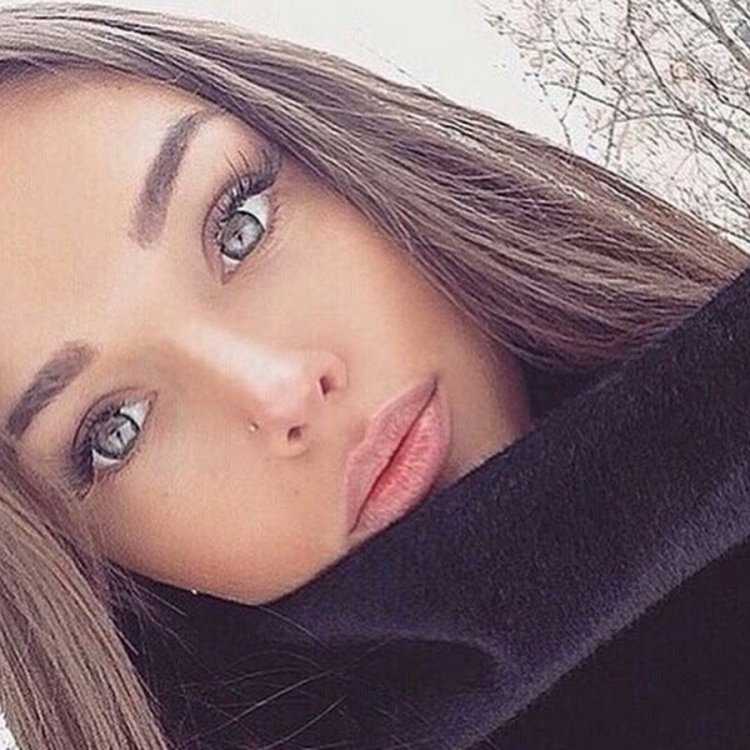 Брюнетка с голубыми глазами селфи