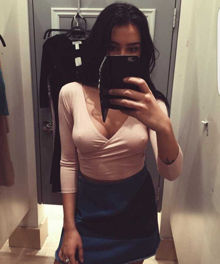 Селфи без бюстгальтера