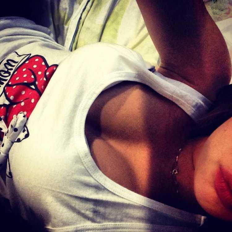 Брюнетка селфи без лица