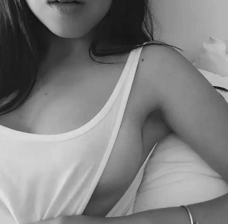 Грудь девушки без лица