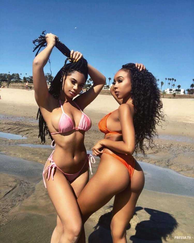 Биг Блэк эбони в купальнике