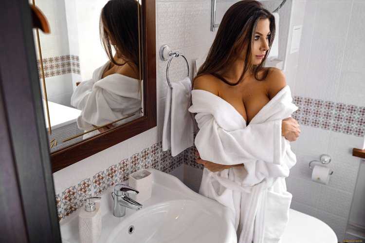 Девушка в ванной комнате