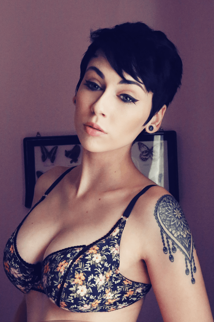 Domino Presley с короткой стрижкой