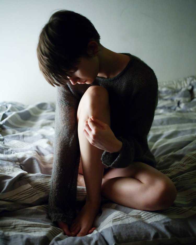 Парен и дека с короткими волосами