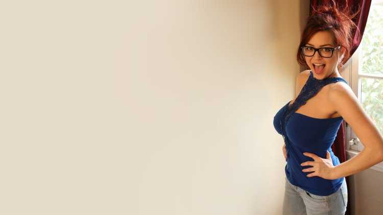 Tessa Fowler в платье