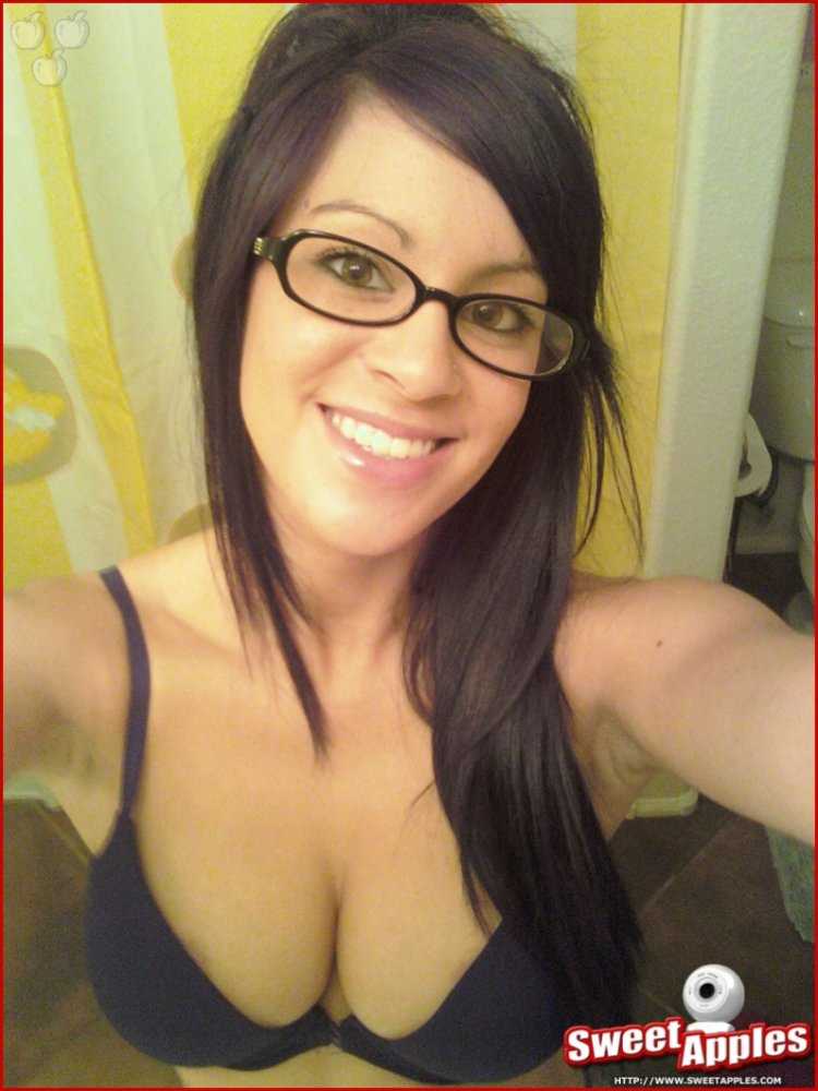 Домашнее фото грудастых брюнеток без макияжа