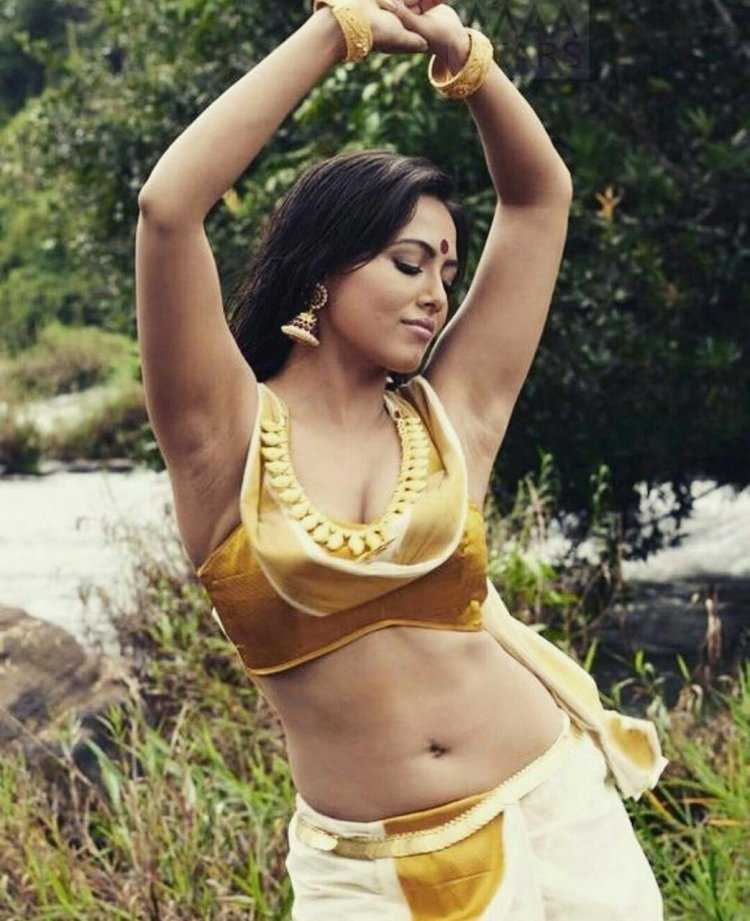 Толстая индийская девушка