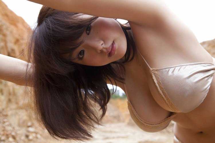 Соблазнительная Ai Shinozaki в интимной фотосессии