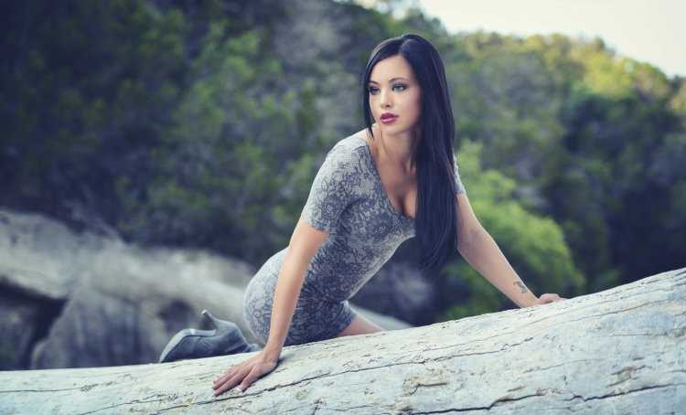 Брюнетки на природе с длинными волосами