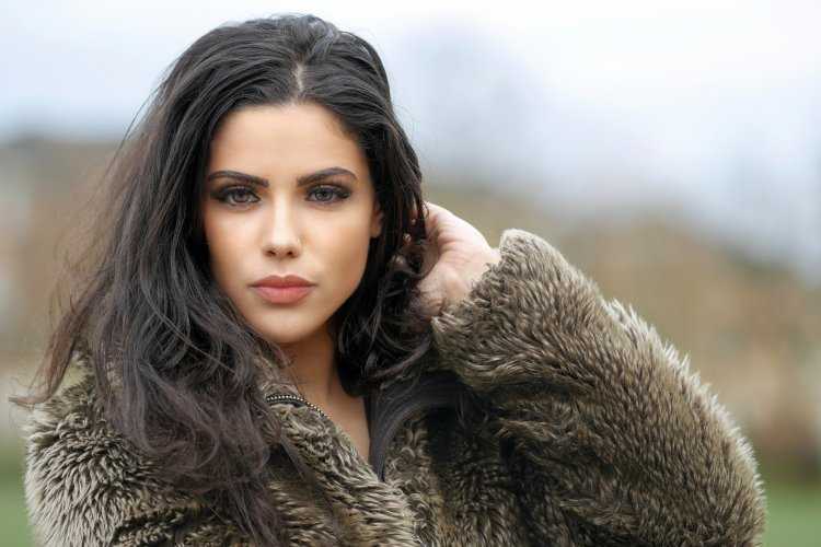 Кареглазая брюнетка