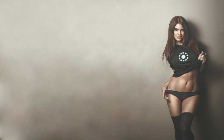 Девушки в футболках супергероев