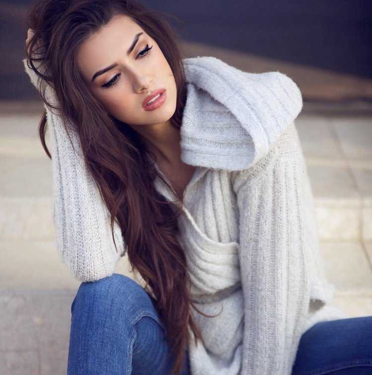 Брюнетка в белом свитере