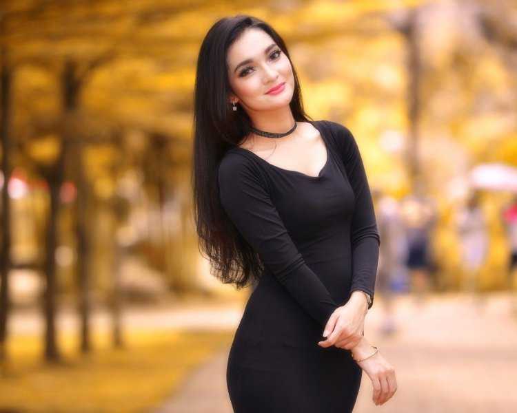 Прелестная девушка в изящном наряде