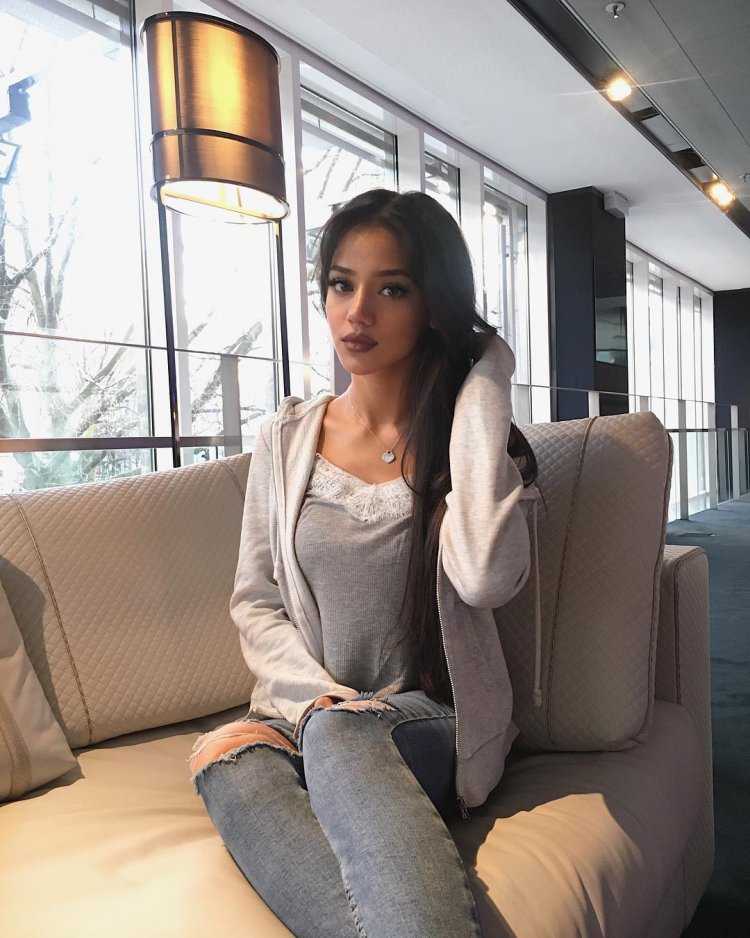 Скромные девушки Инстаграм