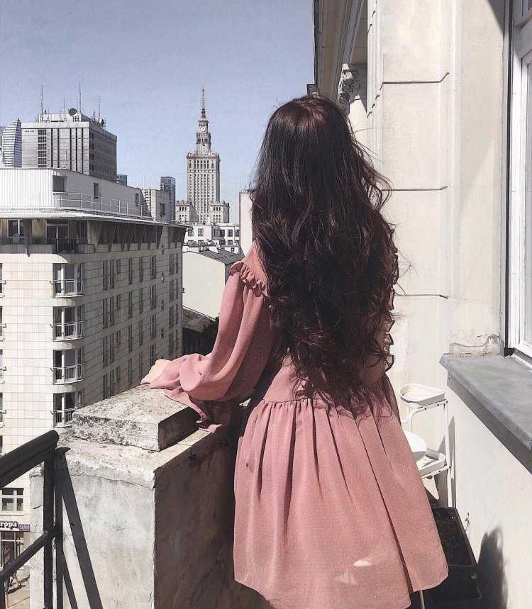 Диана Милканова в стильном черном наряде