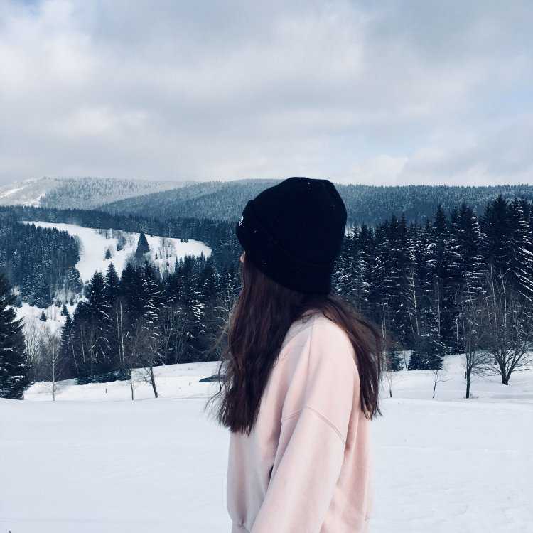 Соблазнительная брюнетка в зимнем пейзаже