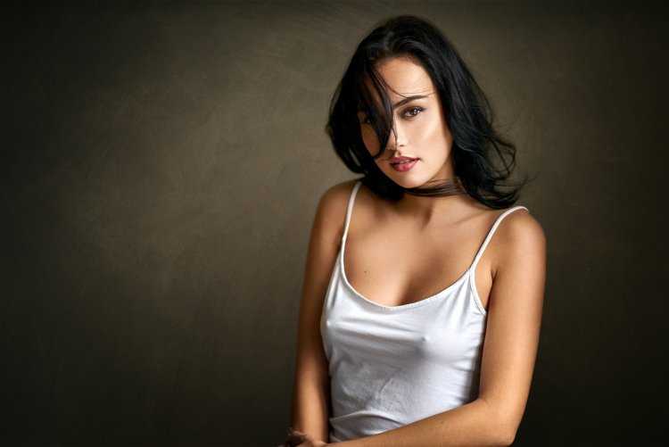 Девушка в майке