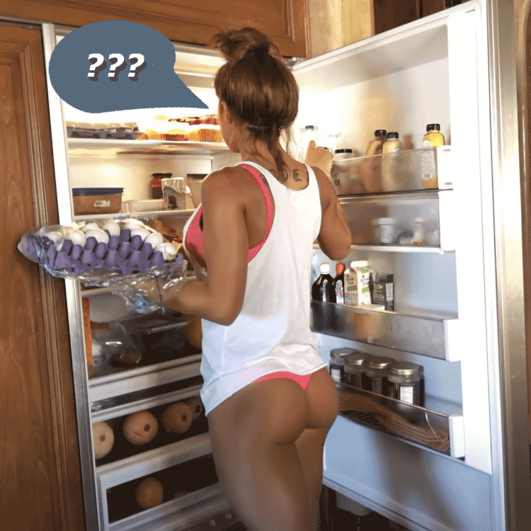 Красивая девушка у холодильника