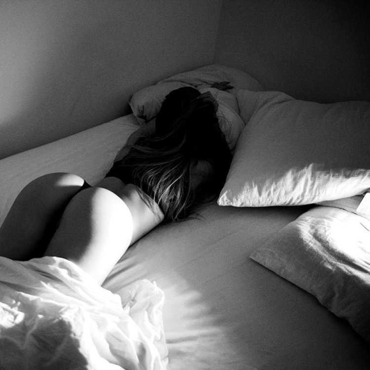 Спящая девушка в Любительском стиле