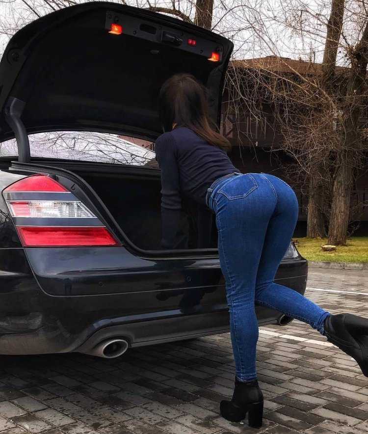 Попки возле машины