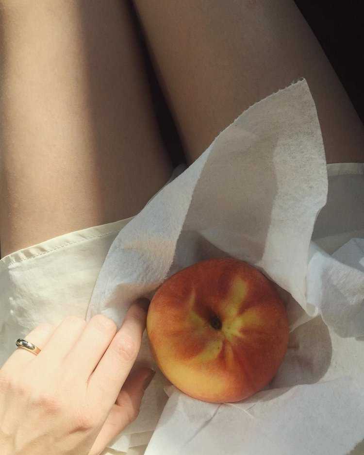 Персик в руке