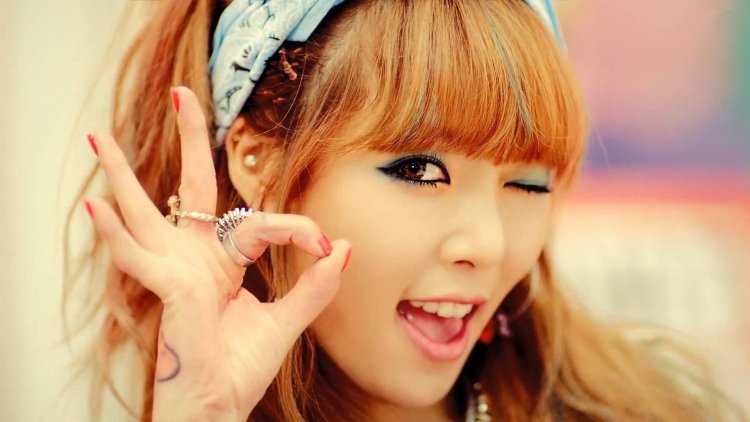 Девушка подмигивает глазом