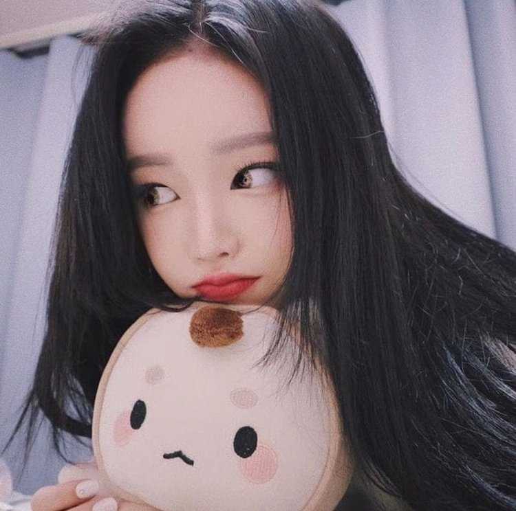 Кореянка с игрушкой