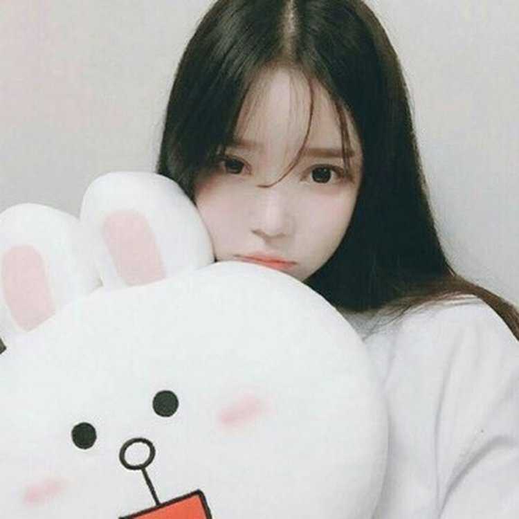 Кореянка милая с игрушкой