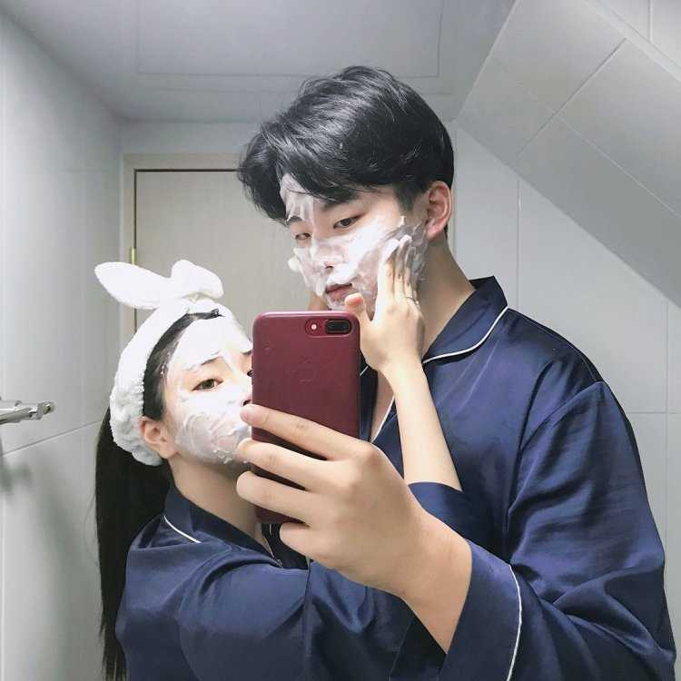 Парень с маской на лице