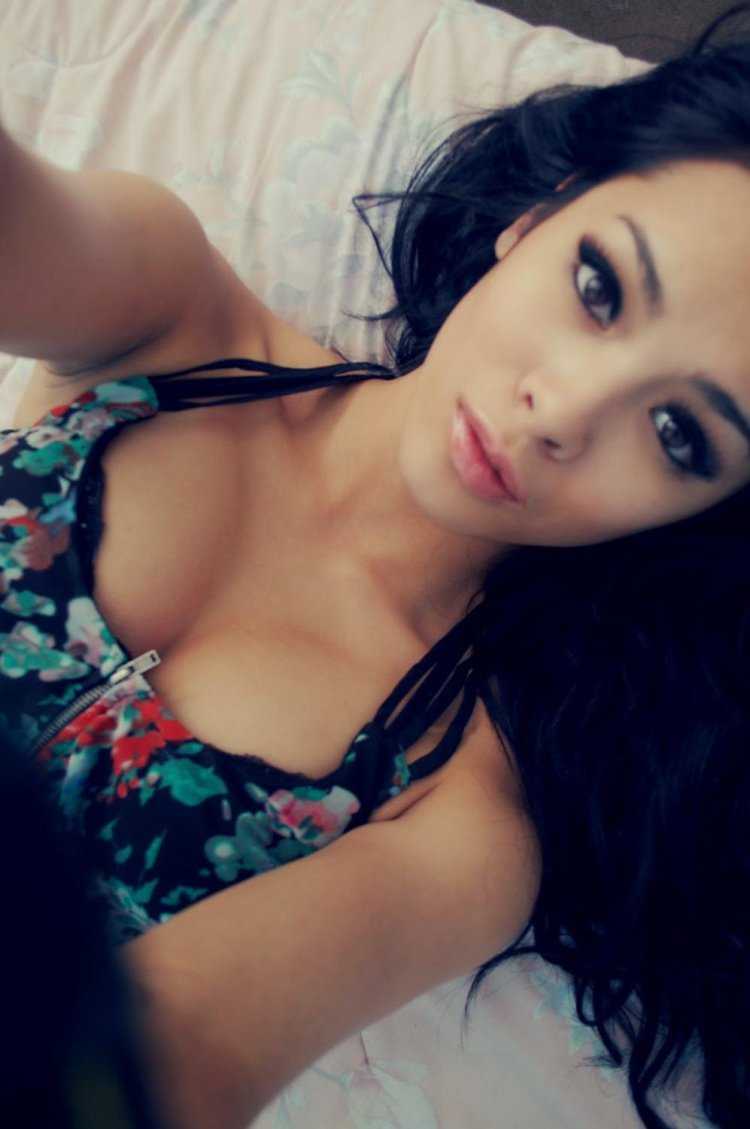 Девушка брюнетка селфи