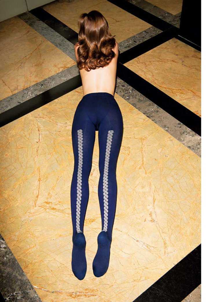 Попки девушек в колготках
