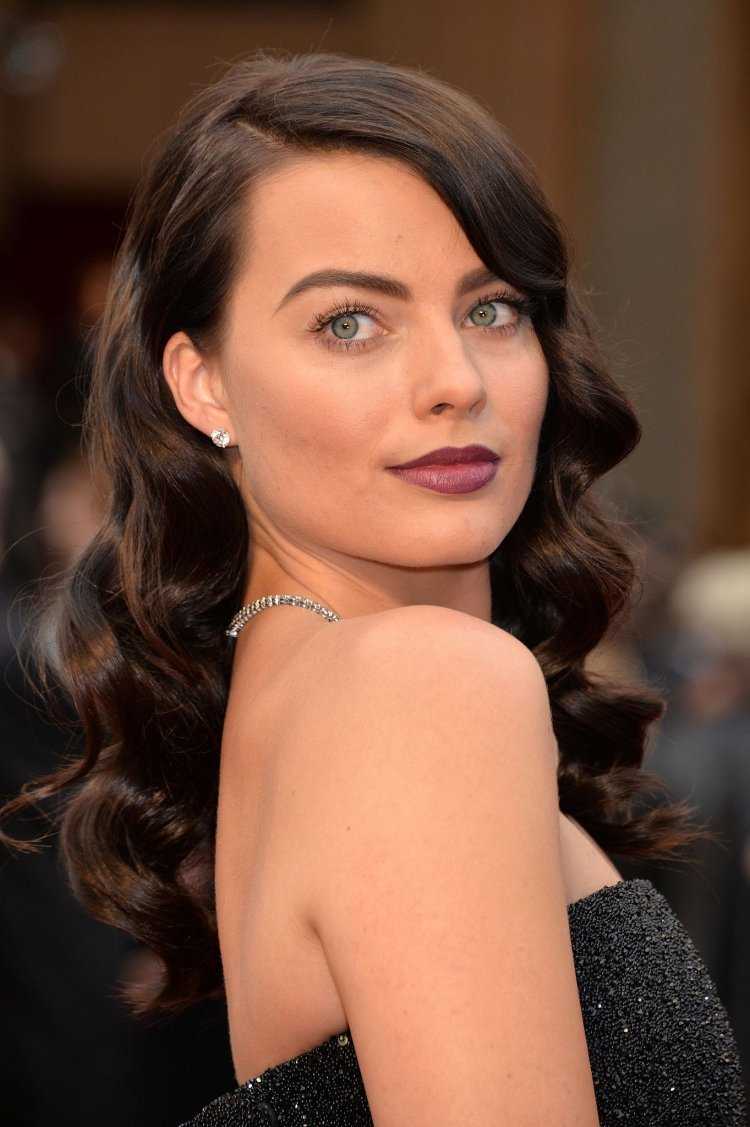 Марго Робби с темными волосами