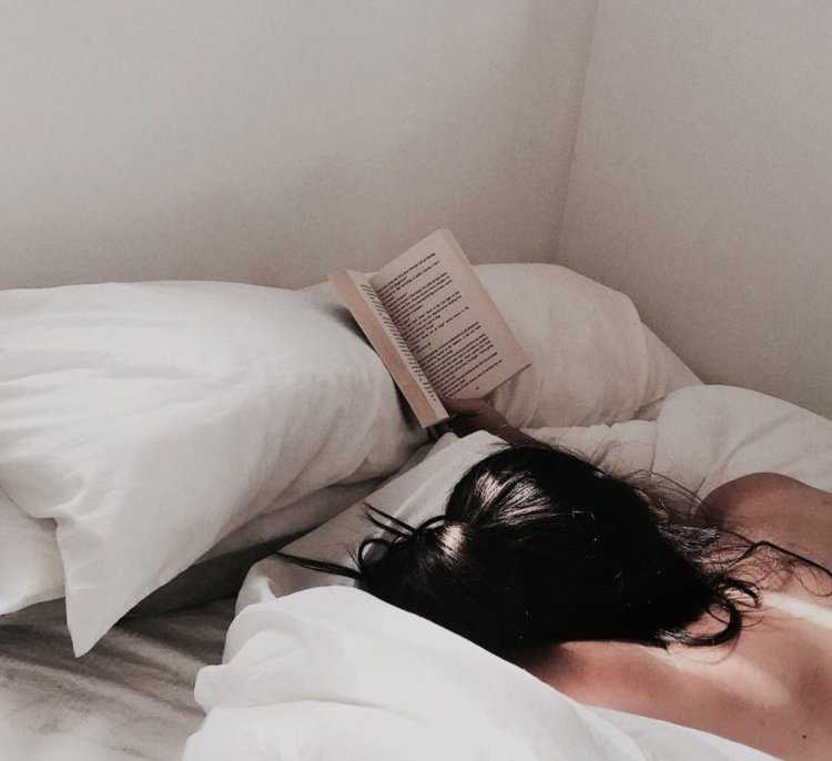 Сонная девушка Эстетика