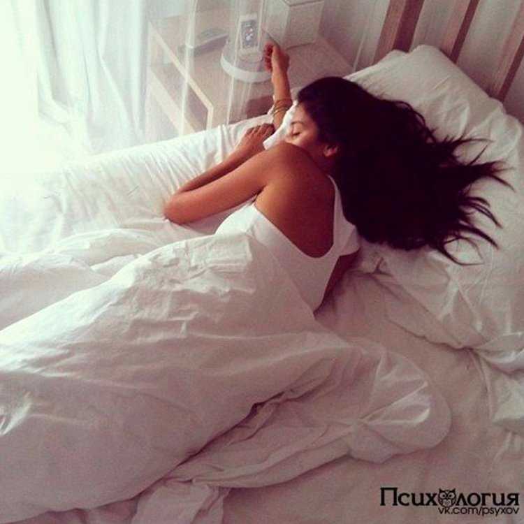 Девушка брюнетка спит