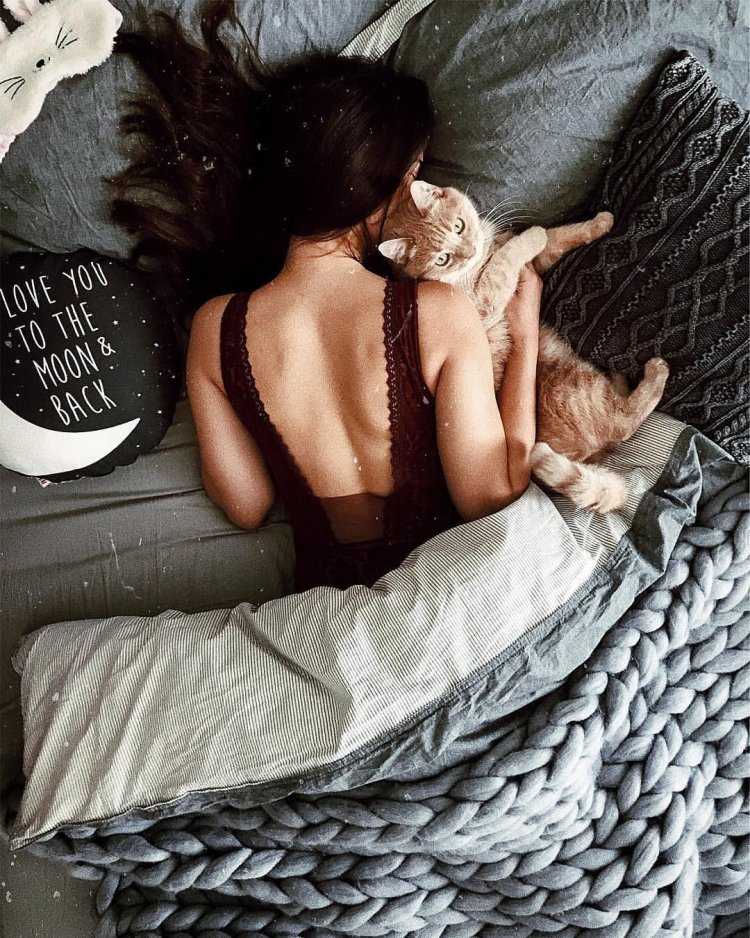 Девушка засыпает