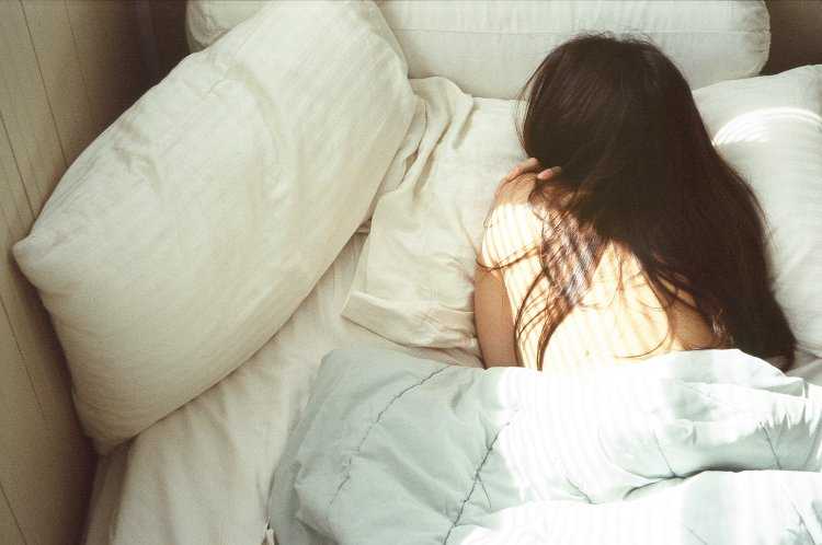 Девушка лицом в подушку