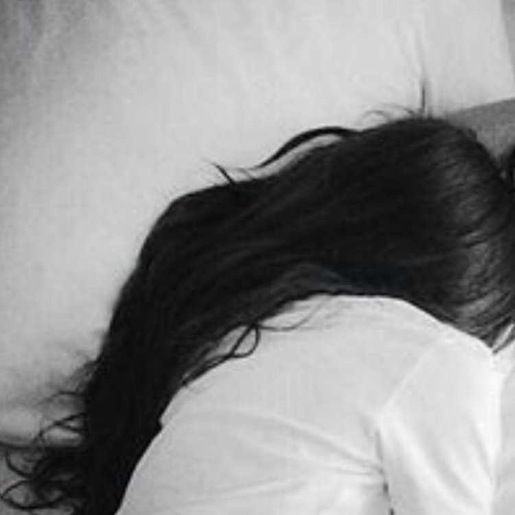Девушка с черными волосами спит