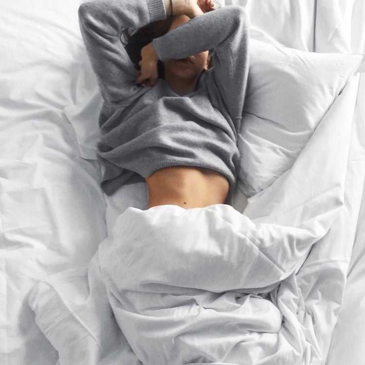 Девочка под одеялом