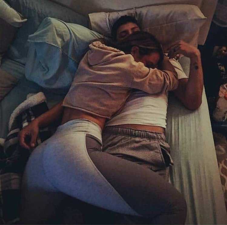 Лежат в обнимку