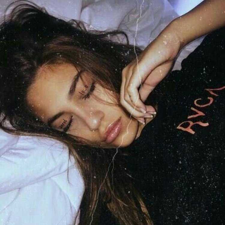 Сонная девушка