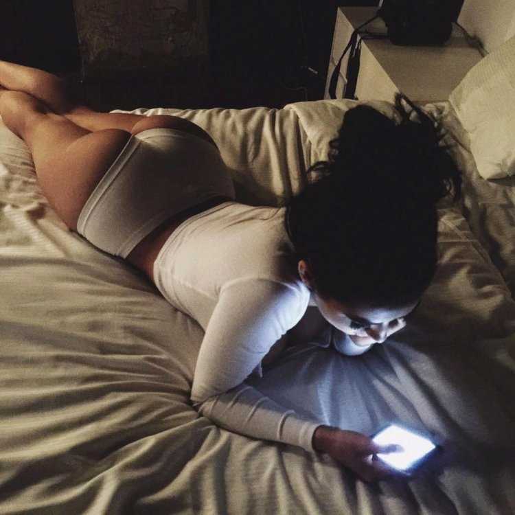 Селфи девушек в кровати