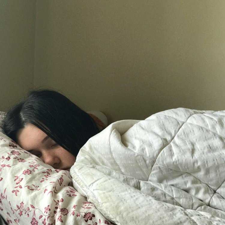 Сон девушка брюнетка