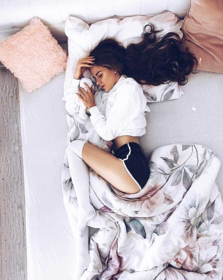 Красивая девушка спит